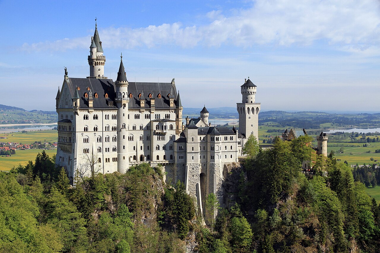 Schloss Neuschwanstein in den bayerischen Bergen